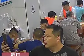 全网寻找黑衣大哥！悄悄为消防员买单后离开#监控下的一幕 #人间温暖常在 视频封面