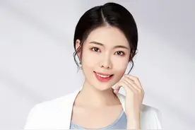 绿皮火车带着风雪风驰电掣，大雪过后春运“祖师爷”出手了#绿皮火车带着风雪风驰电掣 #绿皮火车拉高铁助力春运 #湖北高铁视频封面