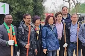 【这个星期天，#47国友人在京共植国际友好林 】4月14日是星期天，但在昌平区旧县村的“我与北京iBeijing”2024北京国际友好林植树活动现场，却是一派热火朝天的繁忙景象。由北京市对外友协、首都绿化委办公室和昌平区人民政府共同主办的本次活动，吸引了埃塞俄比亚、德国、刚果（金）、蒙古、柬埔寨、俄罗斯等47个国家的驻华使节、外籍专家和留学生近200人参加。视频封面