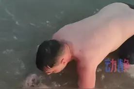 大人和小孩被海浪卷走，外籍游客率先冲入海中将两人救回。 救人后筋疲力尽 跪倒在地。
来源：@网络男神狗蛋