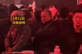 2月12日，河南郑州，一公司在酒吧包场开年会，经理：700人场地不好找，舞台音响灯光设备钱省了，“氛围很好，大家都很开心”。视频封面