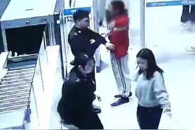 袖中藏火只身“闯”关  过检时被安检员抓住左臂  旅客:就想下飞机抽口烟（记者：张航）#安检视频封面