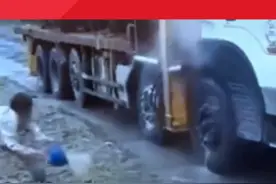 高温担心轮胎过热，真的可以通过泼水来降温吗？ #带你懂车 #刹车 #轮胎视频封面