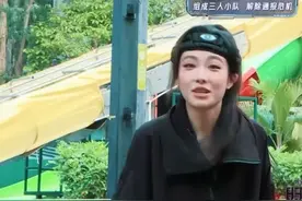 花车任务环节，#喻言  与小丑NPC上演了一场“全障碍交流”，这一段“鸡同鸭讲”式跨服聊天，直接笑不活了！#全员加速中  EP02正在热播中！#全员加速中2025