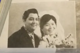 金婚夫妻，李金斗张蕴华的婚纱照是这么来的—— 从1971年结婚至今，李金斗张蕴华这对艺术伉俪已经携手走过了金婚。谈起他们的婚纱照，还有着这样一段有趣的故事。#李金斗张蕴华携手走过金婚  #李金斗 #李金斗张蕴华的婚纱照是这么来的 #李金斗相声视频封面