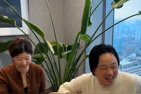 Jimmy和Norah的沪语真实水平是…？ 见到了我很喜欢的脱口秀演员Jimmy欧阳，和他聊的很开心，还顺便测试了一下他的沪语水平！Jimmy呀～咱们真是纯属捣浆糊！
#欧阳万成  #jimmyoyang  #上海话  #挑战  #Norah脱口秀视频封面