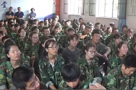 刘刚老师在科兴职业学校讲座（向学生拍摄）1