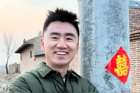 天上布满乌云，我仿佛折叠成另一个人，无精打采，混混沌沌。混沌的清晨，混沌地出门，混沌着狂奔，彻骨的寒冷能否唤回丢失的灵魂？混沌的笑，乱纷纷。我推开门，炉火炽烈，包子热气腾腾。一根萝卜，从冬到春，依然丰腴而精神，而我，也该搓搓手，把混沌埋进魅惑的坟。#宁夏牧飒视频封面