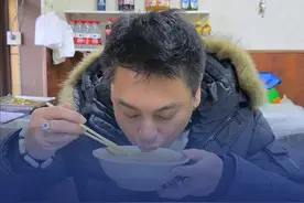 2月23日（发布），山东济南，“F4”成员朱孝天打卡济南，品尝特色早餐，“把子肉、肉汁拌饭真香~”#山东dou知道 #济南美食