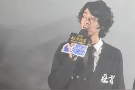 #郑云龙谈胜券在握周望高的选择  #郑云龙  亮相#电影胜券在握  首映礼，谈到角色周望高最后的选择，是因为面对了“各种各样的困境”，周望高一直在和自己的本性做拉扯，在善恶、正邪之间反复拉扯，但最终选择保持自己的初心。视频封面