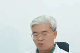 手指上长很多小颗粒，又痒又不敢抓，怎么处理呢？#医学科普 #汗疱疹 #换季 