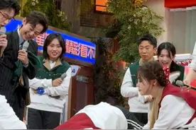 #王耀庆救救舅舅 @王耀庆 和@丞磊  玩叼洋葱圈游戏选择后发制人，结果伤敌一千自损八百，急的@张颜齐 直喊：“救救舅舅”，这场面真的又搞笑又心酸！#王耀庆玩游戏伤敌一千自损八百视频封面