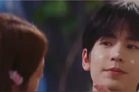 三十二岁长这样还行吧？甜蜜的恋爱日常#江苏卫视爱你 #张凌赫 #徐若晗视频封面