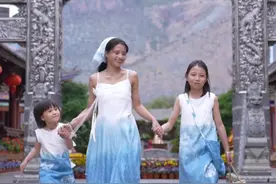 5月9日（报道时间），云南，500多万粉丝的网红小英，直播时说考虑让女儿出国留学。“看大宝的意愿和以后的成绩。”数据显示，小英曾经一年带货总销售额突破1000万元。#网红小英视频封面