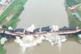 5月13日湖南长沙，东山大桥成功爆破，市民前来和走了50年的大桥道别视频封面