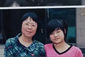 长大后，我就成了你！角色匹配原型，“谷雨”喊话周云丽
12月23日，#张桂梅思政大讲堂 第十五讲 #微光的力量 将联动电视剧 #山花烂漫时 走进华坪女高录制。
周云丽，华坪女高毕业生，毕业后回到母校，成为一名女高教师，与“桂梅妈妈”变成了同事，是《山花烂漫时》中谷雨的原型之一。她曾在“张桂梅思政大讲堂”中分享自己选择回到母校任教的原因。当角色遇到原型，看“谷雨”如何隔空喊话周云丽。