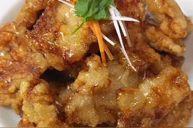 巴啦啦小土豆在线唱做【锅包肉】！！ 配方参考：@村驴 

①土豆淀粉16-18勺（170g左右）至少提前一小时加水浸泡，静置不动
（必须用土豆淀粉）

②糖醋料汁配方如下，提前调好：
砂糖4勺半（68g）
9度米醋5勺半（56g）
生抽小半勺（3-4g）
盐1小勺（1.5g）
玉米淀粉小半勺（1.5g）
清水半勺（5g）

③配菜如下，提前切好：
大葱手指长去芯斜切丝（3g）
大蒜2瓣切片（4g）
香菜一簇尽量用梗切段（2.5g）
胡萝卜1-2片切丝（5g）
（配菜不需要太多，还可以留点葱丝香菜和胡萝卜丝最后装饰用）

④一块猪通脊（也叫外脊，300g），切筷子头厚度的肉片，用刀背拍两下。清水把肉洗2-3遍，洗掉血水，然后尽量把水分攥干，肉里加1小勺盐（1.5g）抓匀，抓到粘手起胶备用

⑤土豆淀粉充分静置后会明显分层，把上层清水都倒掉，只留湿淀粉，把湿淀粉抠一抠抓碎，放肉和1-2勺清水抓匀，手法轻柔一些别把肉抓碎了。最终把肉搂起来碗底没有多余淀粉，放下后会缓慢流动，再放一勺油抓匀即可

⑥大火烧到油温6成热（180度），转中火，肉在淀粉上刮一刮，依次下入锅中，3秒就会上浮，哪里没有肉下哪里，肉多可以分2-3次炸，炸到肉片定型了，用筷子把粘连的肉片拨开，第一遍炸到肉有点变色漏红捞出

⑦转大火等待20s，油温升高半成（200度左右），保持大火下肉炸第二次，20-30s后捞出

⑧继续大火等待一会儿，油面开始冒烟，第三次油温七成热（220度）时下肉，炸到金黄酥脆，露肉部分呈枣红色即可

⑨锅里少来点油，大火加热到微微冒烟，把料汁搅拌后倒入锅中大火收浓稠，大概15-20s后，再来点油烹一下料汁，然后用炒勺舀一勺料汁备用

⑩锅中倒入肉和配菜，淋上炒勺里的料汁，快速翻炒把酱汁裹均匀即可出锅

#当美食有了音乐灵魂 #妈呀太香了 #东北菜 #锅包肉 #巴啦啦小魔仙