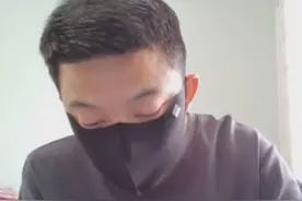 男子称名下账户莫名借款又被盗刷 青岛的周先生有一张银行卡，绑定了支付宝账号，最近他突然发现2月17日凌晨3点账户打进了3笔钱共5万多，这笔钱是从他的花呗里借的，接着他的银行卡出现多笔消费，一共划走了53笔共18454元，这些款项通过9个不同的账号全部流入苹果商城。周先生说自己从头至尾都没有操作过，他怀疑遭遇盗刷。#山东dou知道 @抖音短视频