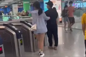 4月22日广东广州，女子地铁遭遇咸猪手，勇敢出击把对方拎到保安面前视频封面