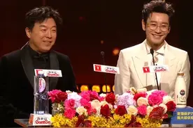 #第27届上海国际电影节闭幕式  主竞赛单元评委#黄渤 与演员#黄晓明  共同为金爵奖最佳男演员颁奖！来自同一家乡、毕业于同一院校、获得过同一奖项，两位优秀的黄老师缘分爆表！#上海国际电影节