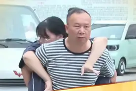 因先天残疾，女儿从小学一年级到高三上学，皆由父亲早送晚接，如今，父亲背女儿进入高考考场。#父亲#伟大父爱#高考#大爱视频封面