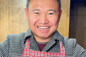 农村生活欢乐多，一个九斤重的腊猪头，他们吃的满嘴是油。 #新农人计划2025  #乡村守护人 #乡村美食 #抖音创作季视频封面