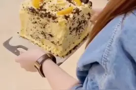 3月25日，天津，女生过生日遇到学校封校，室友们买来食材偷偷为她做三层蛋糕视频封面