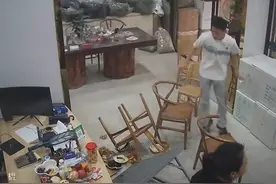 5月5日，浙江安吉。准备开饭时，小男孩推椅子不小心打翻饭桌，紧张又害怕跳来跳去，幸好妈妈手上还端着两个菜。#监控下的一幕 #家有熊孩子 