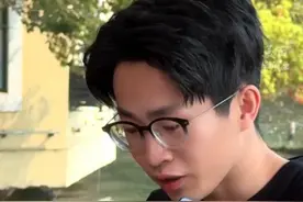 #何同学为来杭的库克送上土味情话  “希望你能记住这个美好的午后！”（画面来源：老师好我叫何同学）#夸克 #杭州 #西湖