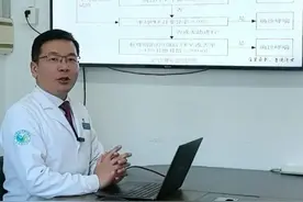 肺功能检查确诊哮喘 要是患者有哮喘症状或体征，需要进一步检查肺功能确诊。支气管舒张试验阳性、支气管激发试验阳性、平均峰流速日变异率>10%均可以确诊。还有部分患者这些检查都阴性，可以先进行4 周抗哮喘治疗，再看肺功能改善情况，符合标准的同样能确诊。这里给大家科普下，支气管舒张试验用沙丁胺醇能扩张支气管看肺功能改善情况，激发实验用乙酰胆碱激发支气管痉挛看肺功能降低程度，二者药物作用相反，不能同时检查应用。平均峰流速日间变异率，需要多日多次检测，推荐使用呼气峰流速仪检查。究竟患者需要使用哪种办法尽快确诊，医生凭经验可以初步选择，但是还是有部分患者不能一次就确诊，需要得多次检查才能确诊。#肺功能 #哮喘  #咳嗽 #中医科普   以上内容仅供参考，如有不适请及时线下就医。