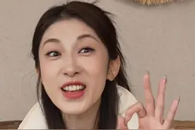 喜剧演员张小婉接受专访自称“我是一个内向的人”，刚说出口记者就忍不住笑了！小婉哭笑不得：轻蔑 三分讥笑