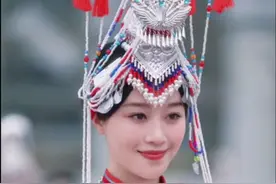 【蓝盈莹作品让畲族文化出圈：文化基因的当代表达】

2025年中国畲乡"三月三"文化盛典期间，青年演员蓝盈莹以一袭畲族盛装惊艳亮相，"畲族三公主"的当代演绎瞬时成为文化焦点。非遗保护不应是标本化的静态封存，而需在守正创新中激活文化生命力——当非遗从博物馆展品变为生活美学元素，当文化自信从抽象概念内化为日常表达，少数民族的文化星河才能永远闪耀于文明长河。
#2025年中国畲乡三月三文化盛典 
#蓝盈莹畲族三公主 
#蓝盈莹畲族文化出圈