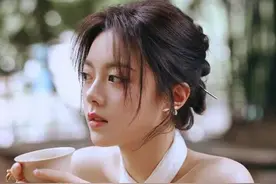 路人镜头下女星走姿差距，刘诗诗走路带风，赵露思随性，景甜反差太大#白鹿 #赵露思 #景甜 #杨幂 #刘诗诗视频封面