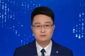 消防员冰河英勇救人，生死救援感动瞬间#消防员 #民生百态 #社会百态