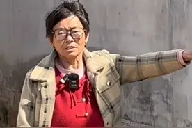 “山东入室抢婴案”受害者奶奶指认嫌犯居住地 这名邻居家距离姜家路程 只有150多米 步行3分钟就能到 孩子奶奶：这么近的邻居 竟然干出这样伤天害理的事视频封面