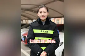 红绿灯路口掉头，99%的人都容易搞错#交通规则知识大全 #安全出行 #每天一个用车知识 @DOU+小助手