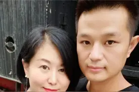 山东穷小伙网恋成都富婆，富婆大他14岁，奔现才5天就领证结婚