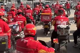 #京东未来三个月将招聘10万名全职骑手，全部缴纳五险一金且所有费用都由公司承担，平均缴纳2000元左右五险一金。考虑到新人需要熟悉过程，入职前3个月保底工资至少5000元。#媒体精选计划视频封面