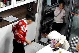 2月1日（发布）山东济南，妈妈被葡萄籽卡住嗓子眼，男孩扔下游戏迅速用海姆立克急救法，递水、拍背、施救口诀等动作一气呵成，队友：人呢？男孩：救了个妈 #海姆立克急救法视频封面