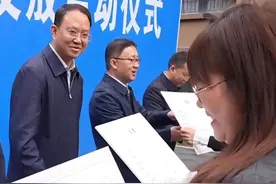 拆迁不拿钱改发房票？遵义400名居民拿到首批中心城区安置还房房票！#还房房票  #民生工程 #遵义视频封面