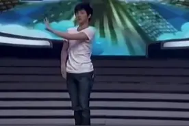 #湖南卫视连发16条杨洋  
#杨洋  跳舞可真好看，不愧是军艺舞蹈尖子生~#湖南卫视考古杨洋  #你好星期六视频封面