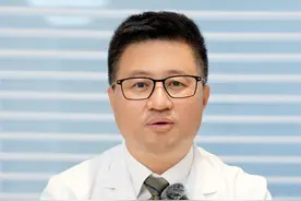 特应性皮炎会遗传吗？ 特应性皮炎是有遗传倾向的。有一种很出名的基因，叫菲拉格润基因，一旦发生突变，就容易导致皮肤干燥，还和哮喘、食物过敏有联系。
#皮肤科医生赵作涛 #特应性皮炎 #皮肤过敏 #抖出健康知识宝藏  #情绪松绑给心灵个放假视频封面