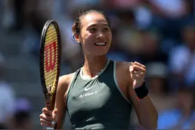 精彩集锦：郑钦文再战维基奇，2-1晋级八强！又把对手心态打崩了视频封面