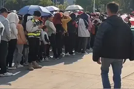 广西人的素质真是没得说：万人排队领扣肉，队伍一点也不凌乱！视频封面