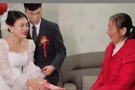 新娘出嫁当天与母亲分“离娘肉”，双方都哭成了泪人，摄影师：虽然拍过了几百位新娘出嫁的场景，但看到这一幕还是会眼眶湿润视频封面
