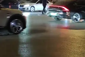 路口信号灯故障却没有造成拥堵，只因大爷用专业动作在指挥，直到交警到来完成交接后自行离去，网友:有可能是退休老交警，很有责任心视频封面