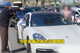 女子开车走非机动车道 催促骑车老人 老人好意提醒却遭女子辱骂视频封面