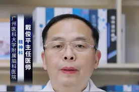 给精神分裂患者疏导的7个建议！ #涨知识 一、了解精神疾病和精神分裂症：它可以让人们去除对于精神疾病的偏见。精神分裂症就是一种精神疾病，它不能用普通人的思维方式去解决，因此，我们需要具备相关的专业知识和技能，才能够与患者正常的交流和处理。
二、重视发现并及时处理：精神分裂症患者的症状具有波动性和强烈的主观性，因此，我们需要高度关注患者的言语和行为变化。一旦发现精神分裂症患者有异常的情况，我们就应该及时向专业的机构或者医护人员寻求帮助，以免出现更严重的后果。
三、用温和的语言和姿态对待患者：精神分裂症患者很容易对别人的言语产生过分的敏感，尤其是在精神紧张和焦虑的情况下，他们更需要我们给予温暖和安慰。在和患者交流的过程中我们应使用恰当的口气、语言以及姿态，营造一个温馨、和谐的交流氛围。
四、帮助患者建立自信心：精神分裂症患者往往对自己的认识感到迷茫和自卑，而造成这种情况的原因，往往是因为周围人的歧视、排斥和极度的困扰。我们可以帮助患者建立自信心，让他们相信自己仍然是有多种优点的人。
五、给予专业治疗：精神分裂症患者疏导过程中，一个非常重要的环节就是给予患者专业治疗。医生或者其他专家能够根据患者先前的病史以及相关的检查结果，制定出针对患者的治疗方案。对于精神分裂症患者而言，及早的治疗可能会对其疾病的恢复有好处。
六、建立相关的支持体系：针对精神分裂症患者疏导过程中，建立一个初步的支持体系是非常重要的。这个体系可以包括与患者的聊天和交流，为其制定一些特殊的生活计划等等，以便帮助患者度过最困难的阶段。
七、与其家人保持联系：精神分裂症患者的家庭在疾病的治疗、疏导中扮演着重要的角色。因此，在任何时候都要密切与其家属和朋友沟通联系，帮助他们理解精神疾病，支持和鼓励患者。总之，精神分裂症患者疏导需要专业的知识和经验，要去医院寻求专业医生的帮助。#硬核健康科普dou来说 @创作灵感小助手视频封面