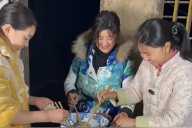 以前早上起来奶奶就给我们做她包的抄手，晚上饿了就能吃到咕噜肉 曾以为，奶奶做抄手、咕噜肉是平常，如今才懂，那是梦里最珍贵的温暖，每一口都是爱的珍藏 。#乡愁记忆 #家的味道 #川味盐太婆 #我的乡村生活视频封面