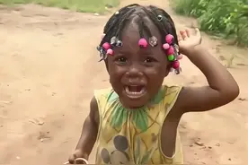 非洲小孩从懵圈到开溜！ 非洲小孩第一次见到中国人，撒腿就跑 非洲小孩从懵圈到开溜！ 非洲小孩第一次见到中国人，撒腿就跑的反应令人费解，这场跨文化碰撞太有看点 感觉看到飘飘